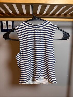 Crew neckline tank size S